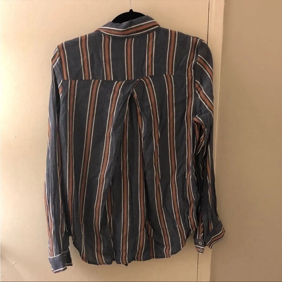 Universal Thread Button Up - Picture 4 of 4